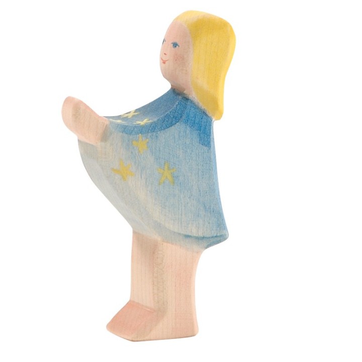 Niña de madera recogiendo estrellas