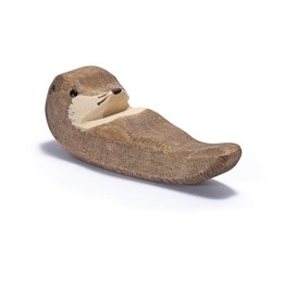 Nutria de madera nadando