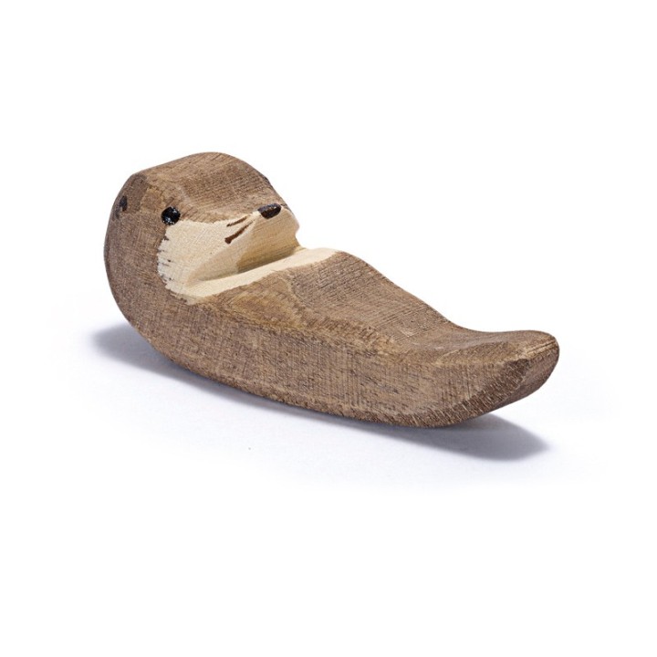 Nutria de madera nadando