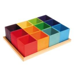 Cajas de madera de colores.