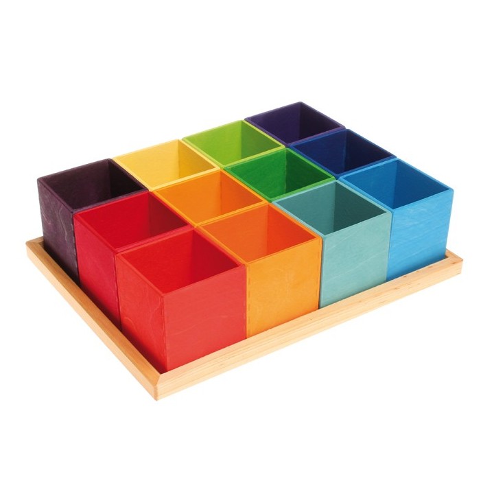 Cajas de madera de colores.