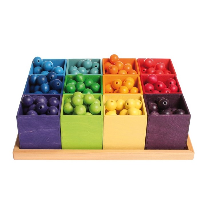 Cajas de madera de colores.