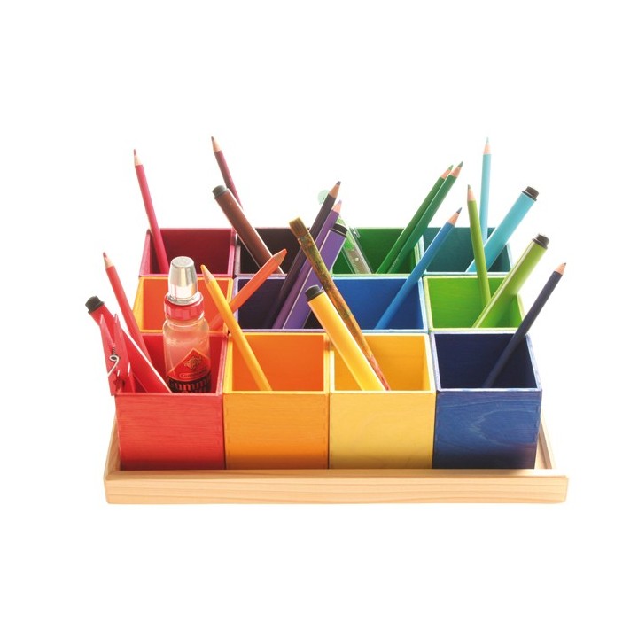 Cajas de madera de colores.