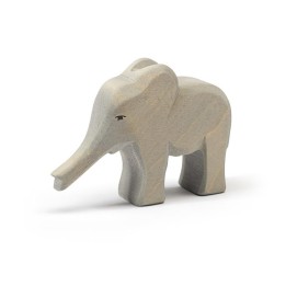 Elefante de madera pequeño trompa estirada