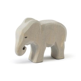 Elefante de madera pequeño comiendo