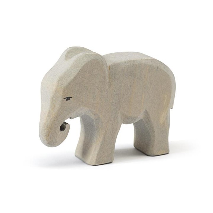 Elefante de madera pequeño comiendo