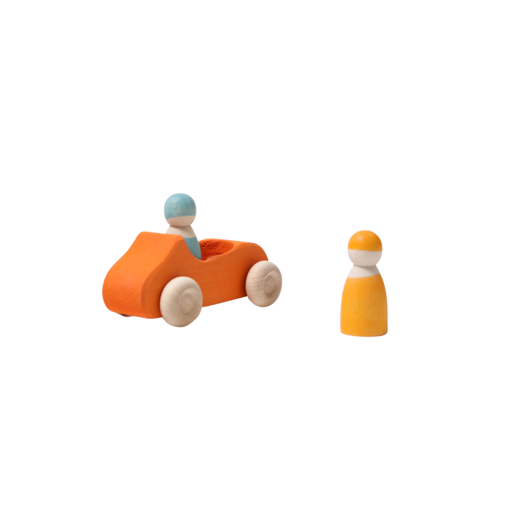 Coche grande naranja con dos pasajeros Grimm's