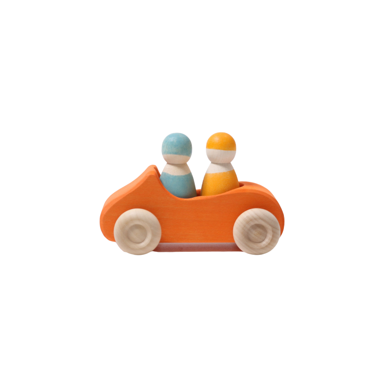 Coche grande naranja con dos pasajeros Grimm's