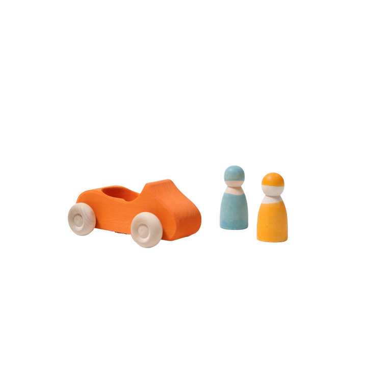 Coche grande naranja con dos pasajeros Grimm's