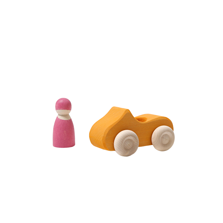 Coche naranja con pasajero Grimm's