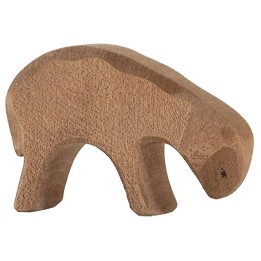 Oveja de madera marrón comiendo