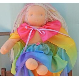 Capa arco iris para muñeca