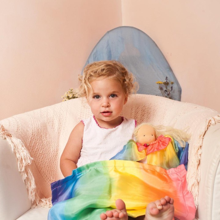 Capa arco iris para muñeca