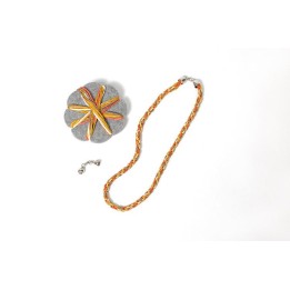Flor de fieltro con cordones de seda
