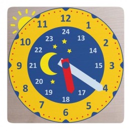 Reloj de madera con pie