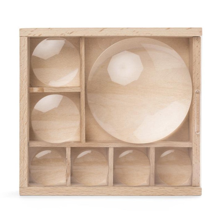 Caja de madera con lupas en la tapa