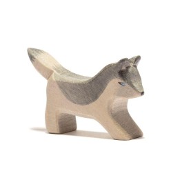 Lobo de madera jugando