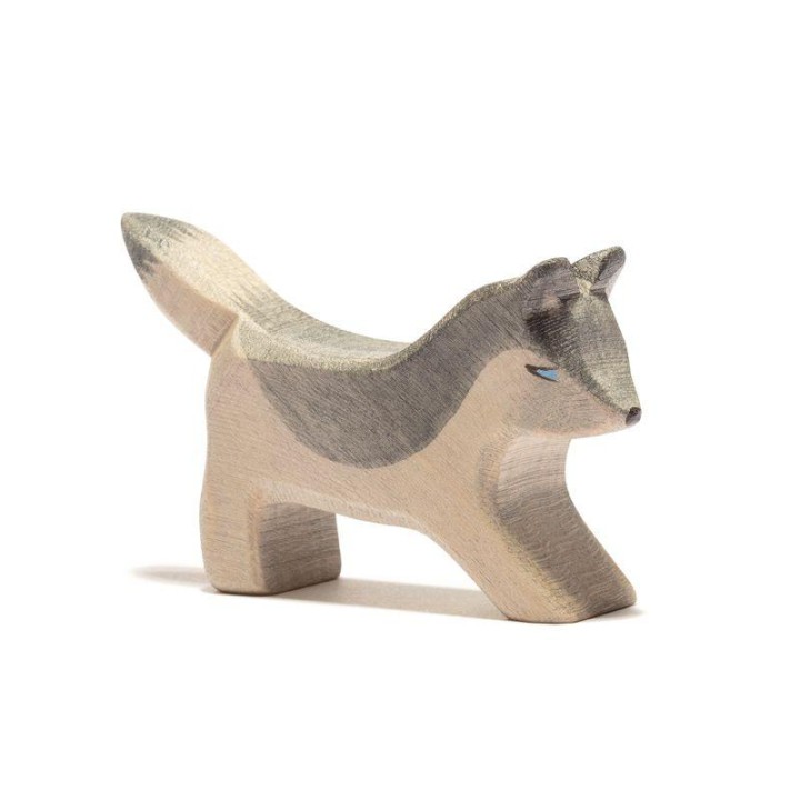 Lobo de madera jugando