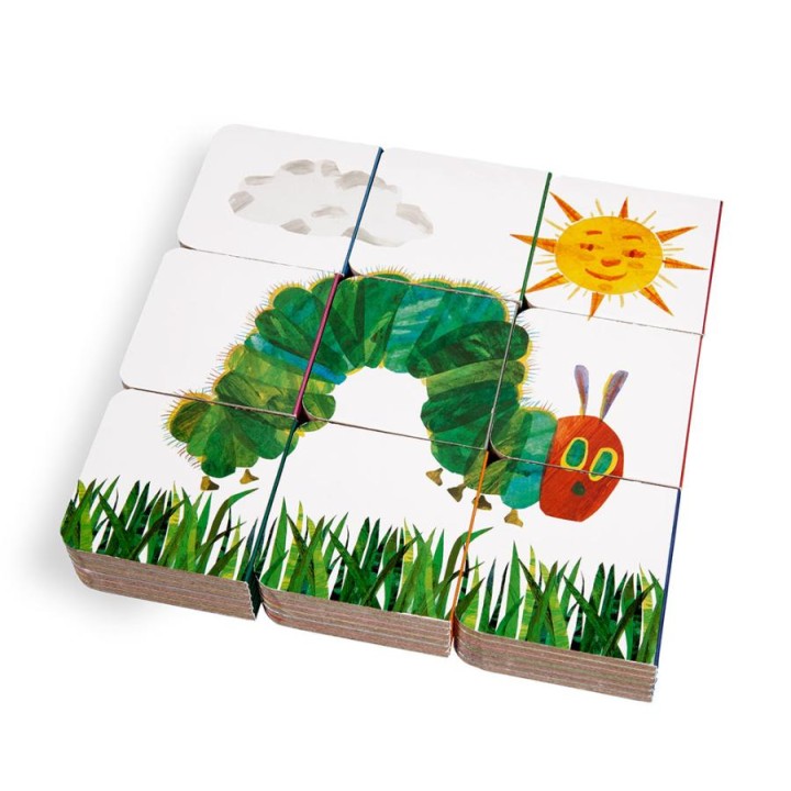 Una caja con muchos libros y un puzzle