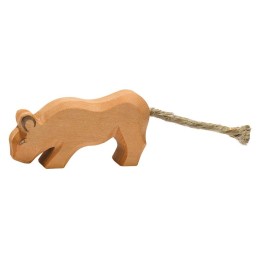 León cachorro sentado.