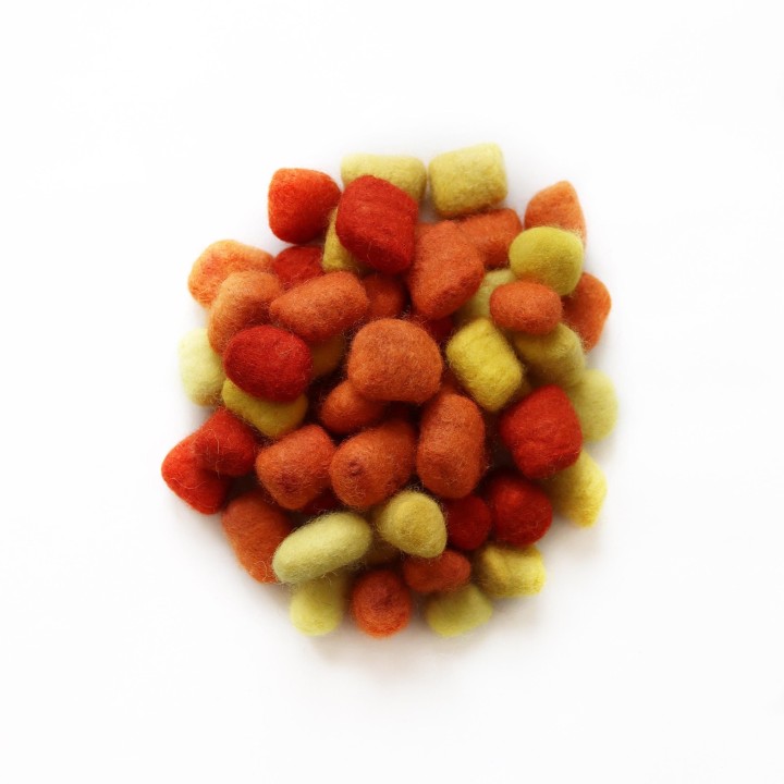 Bolitas de lana con tinte vegetal