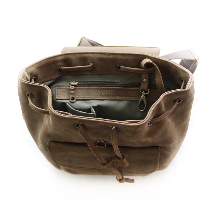 Mochila de cuero marrón