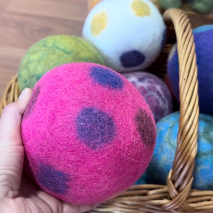 Pelota de lana afieltrada grande