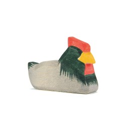 Gallina oscura sentada de madera