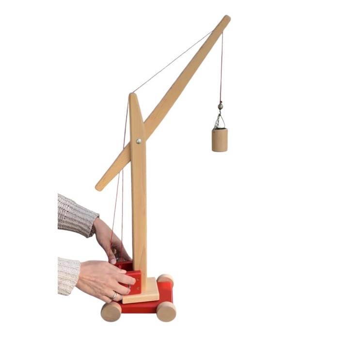 Grúa de madera con brazo movil