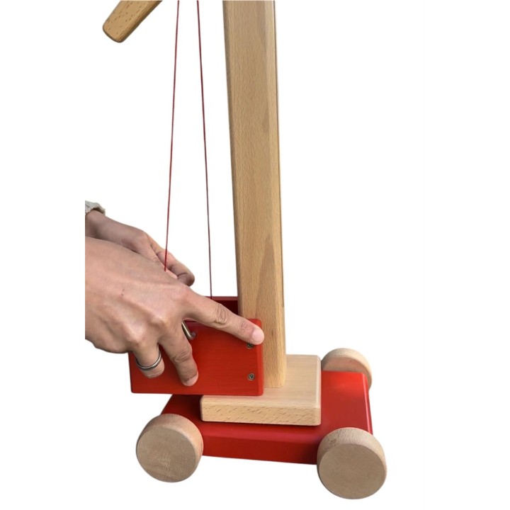 Grúa de madera con brazo movil