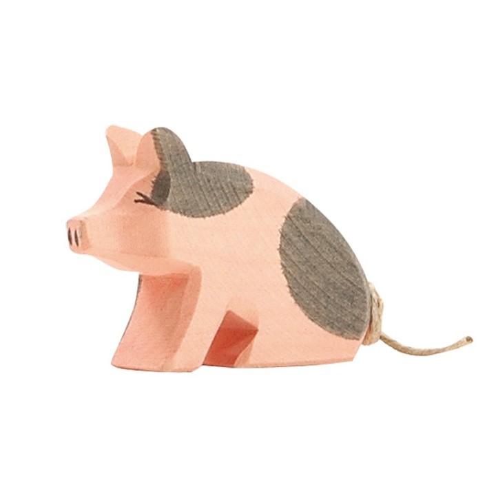 Cerdito sentado.