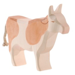 Vaca marrón de pie.