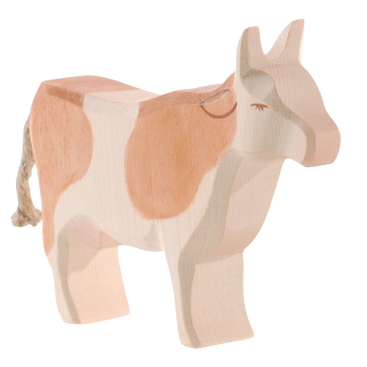 Vaca marrón de pie.
