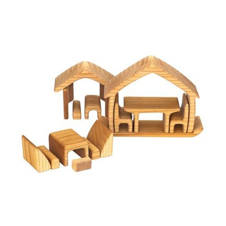 Casita en madera natural con mubles.