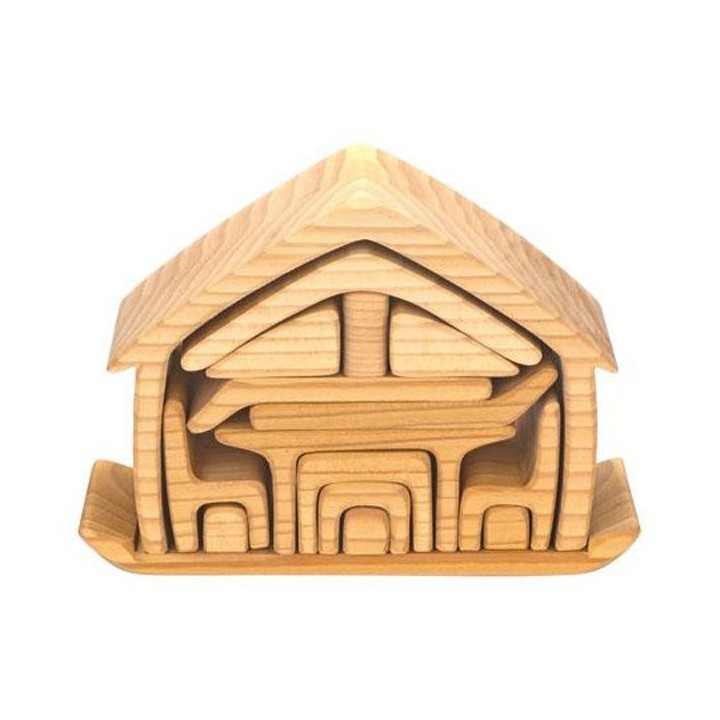 Casita en madera natural con mubles.