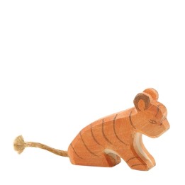 Tigre cachorro sentado.