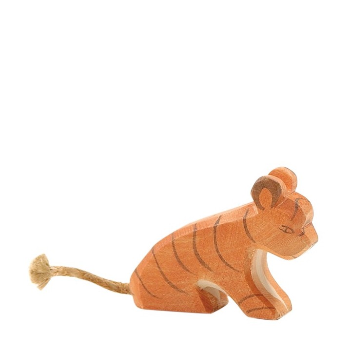Tigre cachorro sentado.