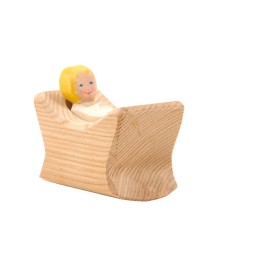 Niño de Madera en Cuna