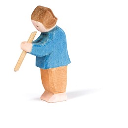 Niño tocando flauta.