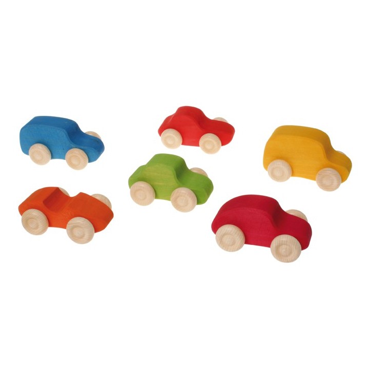 Coche de madera de color.