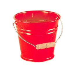 Cubo de metal rojo.