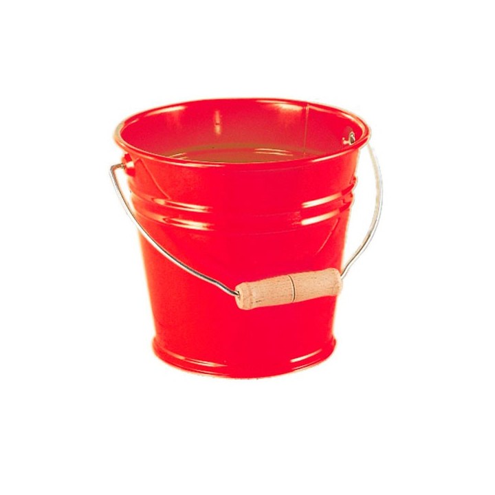 Cubo de metal rojo.