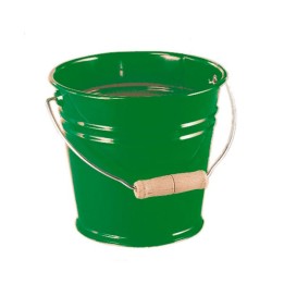 Cubo de metal verde.
