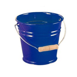 Cubo de metal azul.