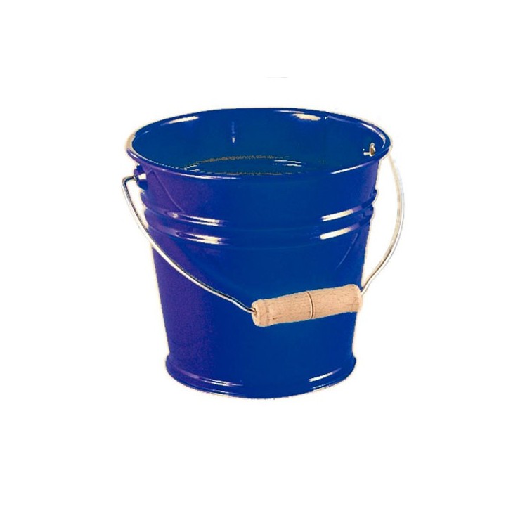 Cubo de metal azul.