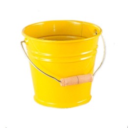 Cubo de metal amarillo.