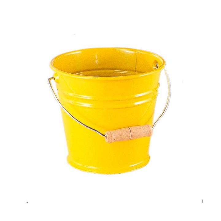 Cubo de metal amarillo.